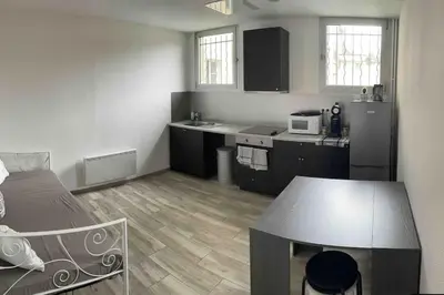Cuisine ou kitchenette dans l'établissement Logement indépendant 1 à 4 personnes