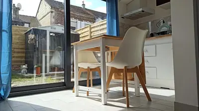 Cuisine ou kitchenette dans l'établissement Maisonnette entière et privée, 600m de la gare