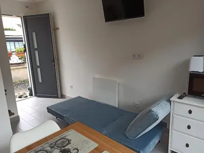 Télévision ou salle de divertissement dans l'établissement Maisonnette entière et privée, 600m de la gare