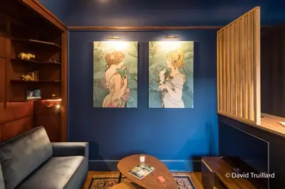 Coin salon dans l'établissement Suites Mana- Studio Art Ducal avec Terrasse sur l'arrière de la Place Ducale Parking inclus
