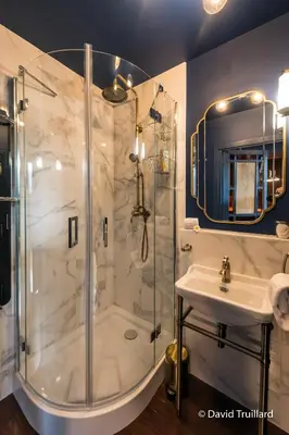 Salle de bains dans l'établissement Suites Mana- Studio Art Ducal avec Terrasse sur l'arrière de la Place Ducale Parking inclus