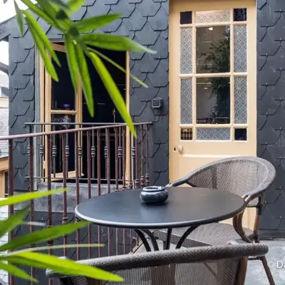 Suites Mana- Studio Art Ducal avec Terrasse sur l'arrière de la Place Ducale Parking inclus