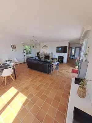 Télévision ou salle de divertissement dans l'établissement Maison confort et repos