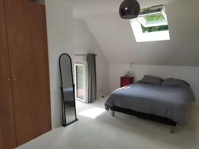 Un ou plusieurs lits dans un hébergement de l'établissement Charmante maison dans village