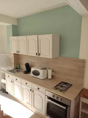 Cuisine ou kitchenette dans l'établissement La Saint Quentinoise, avec cour et proche gare et commerces