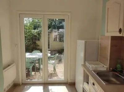 Cuisine ou kitchenette dans l'établissement La Saint Quentinoise, avec cour et proche gare et commerces