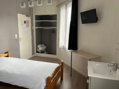 Télévision ou salle de divertissement dans l'établissement Hotel Aux Bons Amis