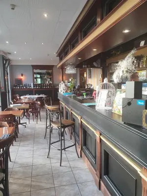 Salon ou bar de l'établissement Hotel Aux Bons Amis