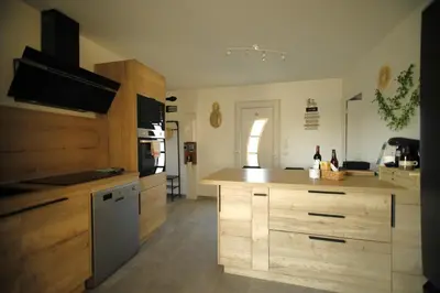Cuisine ou kitchenette dans l'établissement Magnifique Maison de plain-pied Neuf