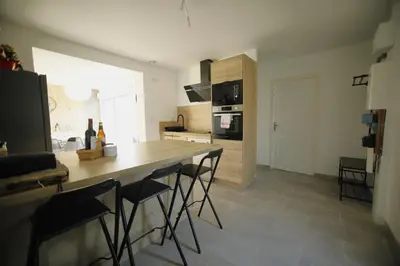 Cuisine ou kitchenette dans l'établissement Magnifique Maison de plain-pied Neuf