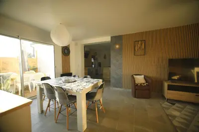 Télévision ou salle de divertissement dans l'établissement Magnifique Maison de plain-pied Neuf