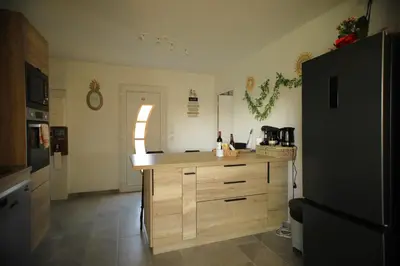 Cuisine ou kitchenette dans l'établissement Magnifique Maison de plain-pied Neuf