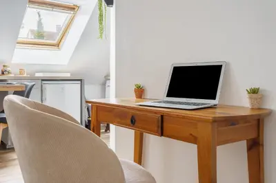 Télévision ou salle de divertissement dans l'établissement Le Petit Refuge au calme de la campagne avec place de parking