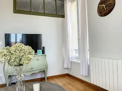 Télévision ou salle de divertissement dans l'établissement Le Agathe - Urbain et Bohème