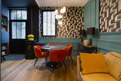 Coin salon dans l'établissement Maison en centre ville avec extérieur