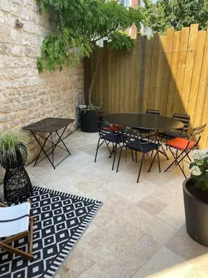 Terrasse ou espace extérieur de l'établissement Maison en centre ville avec extérieur