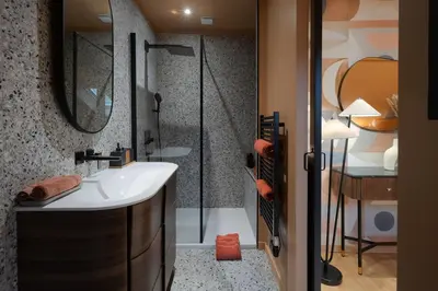 Salle de bains dans l'établissement Maison en centre ville avec extérieur