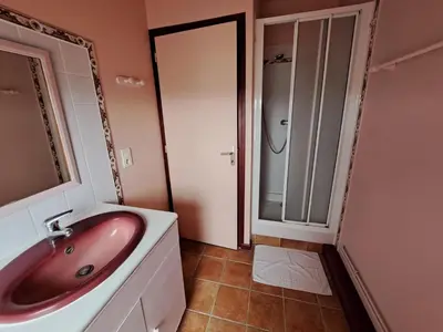 Salle de bains dans l'établissement LOCATION à COUCY LE CHATEAU