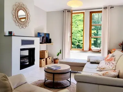 Coin salon dans l'établissement Maison indépendante en lisière de bois avec cheminée, vélos et animaux acceptés - FR-1-532-20