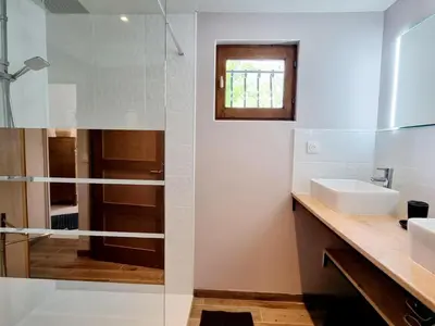 Salle de bains dans l'établissement Maison indépendante en lisière de bois avec cheminée, vélos et animaux acceptés - FR-1-532-20