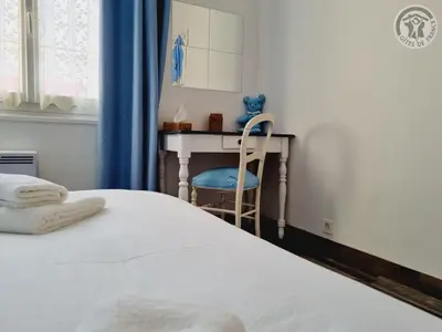 Un ou plusieurs lits dans un hébergement de l'établissement Maison paisible avec jardin, animaux bienvenus, parking privé - FR-1-532-21
