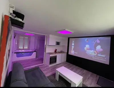 Télévision ou salle de divertissement dans l'établissement Studio Love Room spa 2 places et cinéma