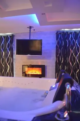 Télévision ou salle de divertissement dans l'établissement Love Room insolite Erotika