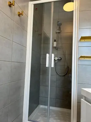 Salle de bains dans l'établissement Les Hortensias