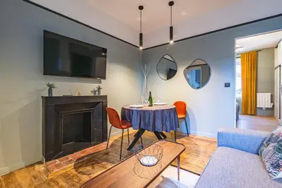 Télévision ou salle de divertissement dans l'établissement Art Déco Lesage & Spa