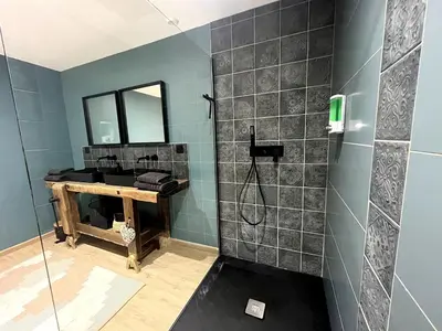 Salle de bains dans l'établissement Chez Hervé et Nicky