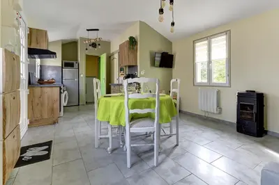 Cuisine ou kitchenette dans l'établissement La Petite Maison Du Montjard