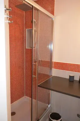 Salle de bains dans l'établissement Agréable maison petit jardin à 7 minutes de Reims