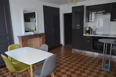 Cuisine ou kitchenette dans l'établissement Agréable maison petit jardin à 7 minutes de Reims