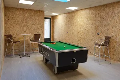 Billard dans l'établissement Paradis Champenois