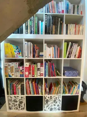 Bibliothèque dans la maison de vacances