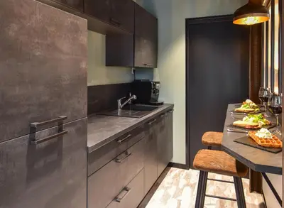 Cuisine ou kitchenette dans l'établissement La Forge By CV - Jacuzzi, Sauna, plat repas et petit déjeuner