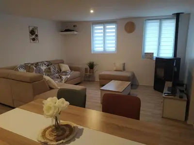 Télévision ou salle de divertissement dans l'établissement Gîte et SPA Au Secret Du Bonheur
