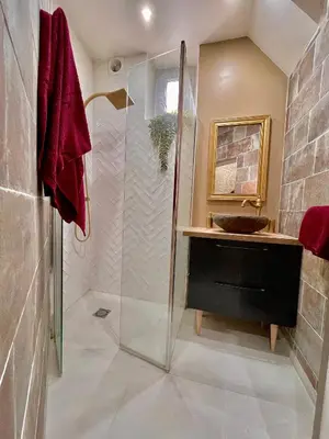 Salle de bains dans l'établissement Repaire du sorcier, escape game, nuit atypique