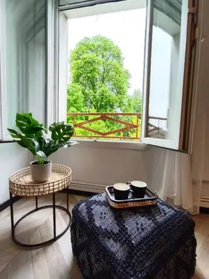 Balcon ou terrasse dans l'établissement Gite BA2 Epernay Centre vue sur parc
