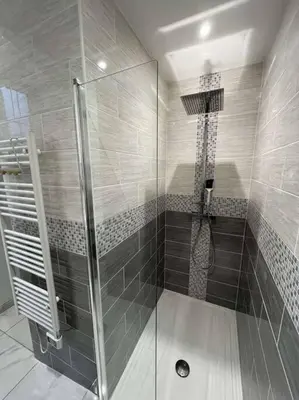 Salle de bains dans l'établissement Maison avec cours privative