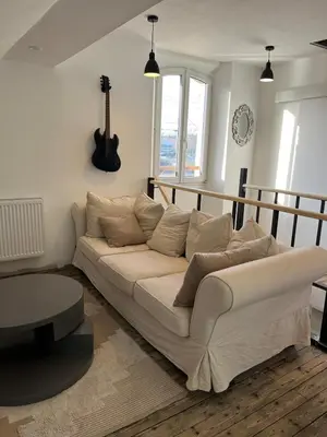 Coin salon dans l'établissement Maison bord de Marne pour 10 personnes avec jacuzzi