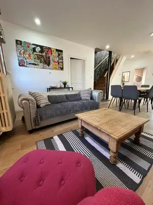 Coin salon dans l'établissement Maison bord de Marne pour 10 personnes avec jacuzzi