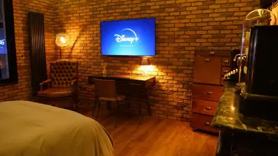 Télévision ou salle de divertissement dans l'établissement 35 SPEAKEASY - Ambiance PUB Anglais Centre Ville avec Parking