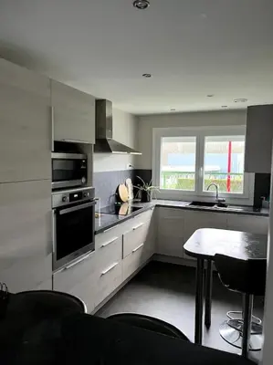Cuisine ou kitchenette dans l'établissement Maison avec jardin