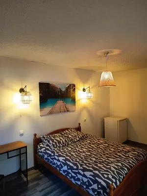 Un ou plusieurs lits dans un hébergement de l'établissement Grande Chambre Cosy avec Salle de Bain Privative