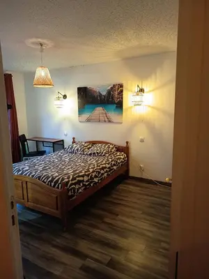Un ou plusieurs lits dans un hébergement de l'établissement Grande Chambre Cosy avec Salle de Bain Privative
