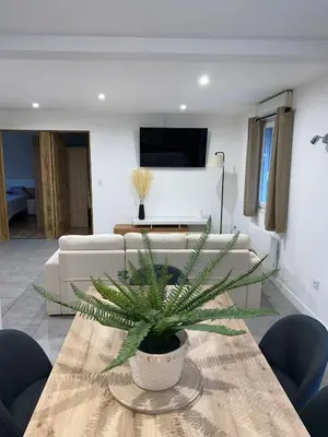 Télévision ou salle de divertissement dans l'établissement À La Rondayette - Le refuge calme en pleine nature