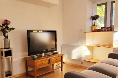 Télévision ou salle de divertissement dans l'établissement Maison de charme pour 4 personnes au calme