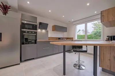 Cuisine ou kitchenette dans l'établissement Maison proche Disney/Parking gratuit