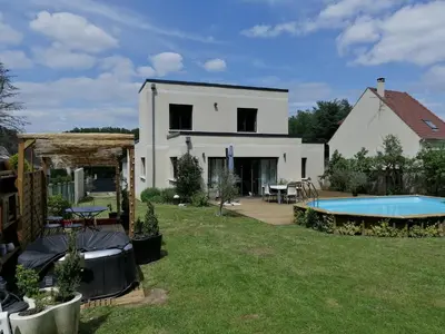Piscine de l'établissement Choisy le Jacuzzi ou située à proximité